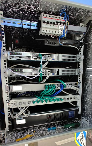 Рис. 1. Установленное оборудование и устройство NetPing 4PWR-220 v3SMS в серверном шкафу