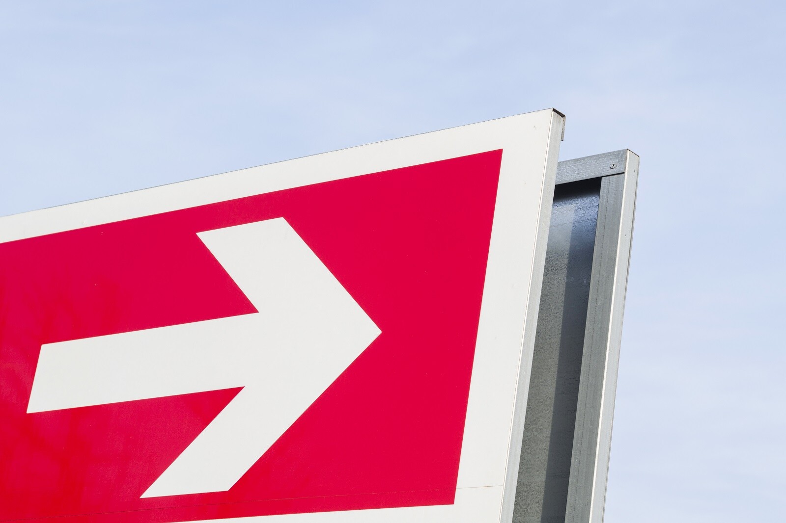 low-angle-red-indicator-with-arrow
