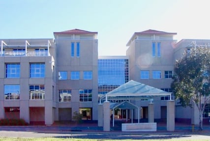 Entrance_to_the_head_office_building_of_Australias_Department_of_Foreign_Affairs_and_Trade,_Canberra,_Australia