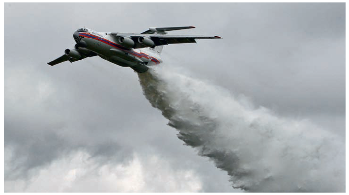 Самолет МЧС России сбрасывает воду во время тушения пожара