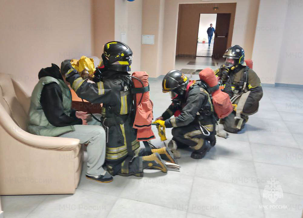 v-podmoskove-pozharnye-mchs-rossii-proveli-uchenie-na-obekte-s-massovym-prebyvaniem-lyudey_1761145470308787207__2000x2000