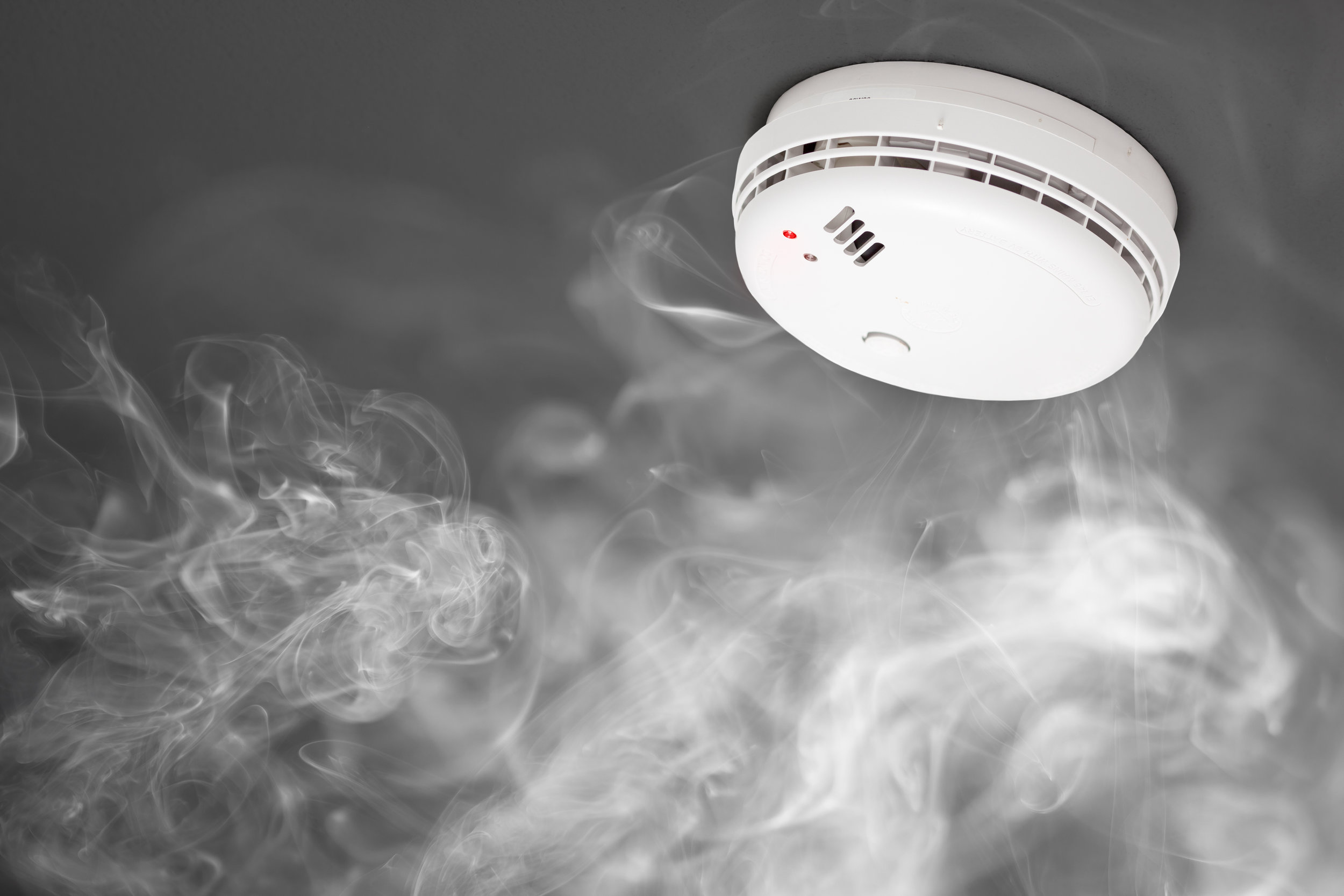 Пожарная сигнализация в помещении. Детектор дыма Smoke Detector. Дымовые извещатели пожарной сигнализации. Датчики пожарной сигнализации дымовые противопожарные. Датчик задымленности помещения.