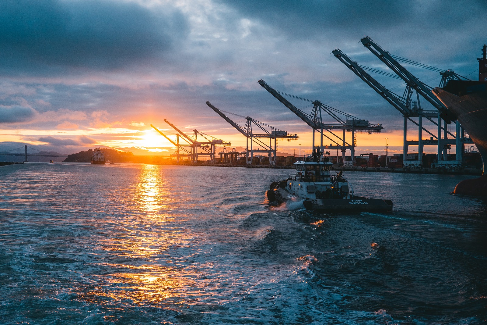 снимок нефтяных вышек в море