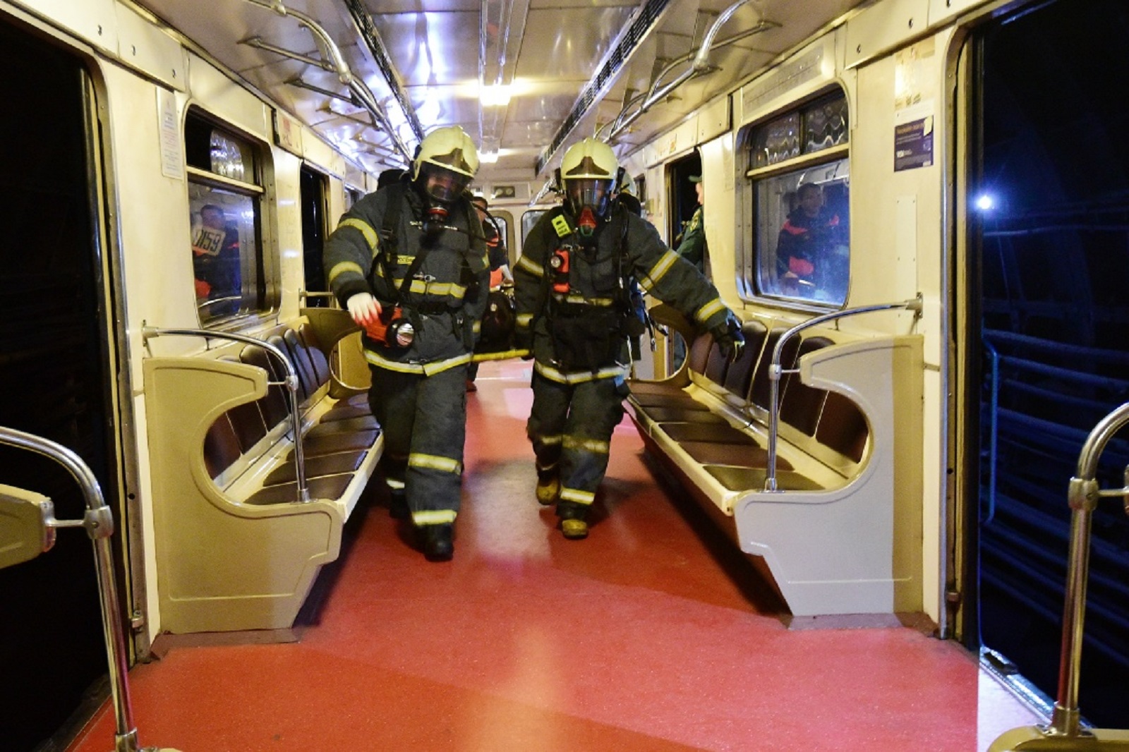 Го в метро. Пожар в Московском метрополитене. Пожарные учения на метрополитене. Тушение пожаров в метрополитенах. Пожар в вагоне метро.