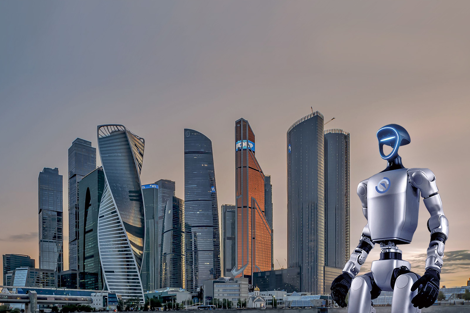 робот на фоне Москва-сити