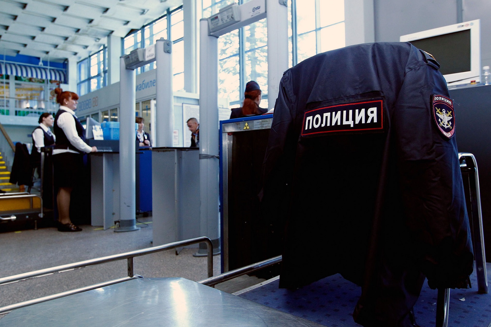 полиция в аэопорту