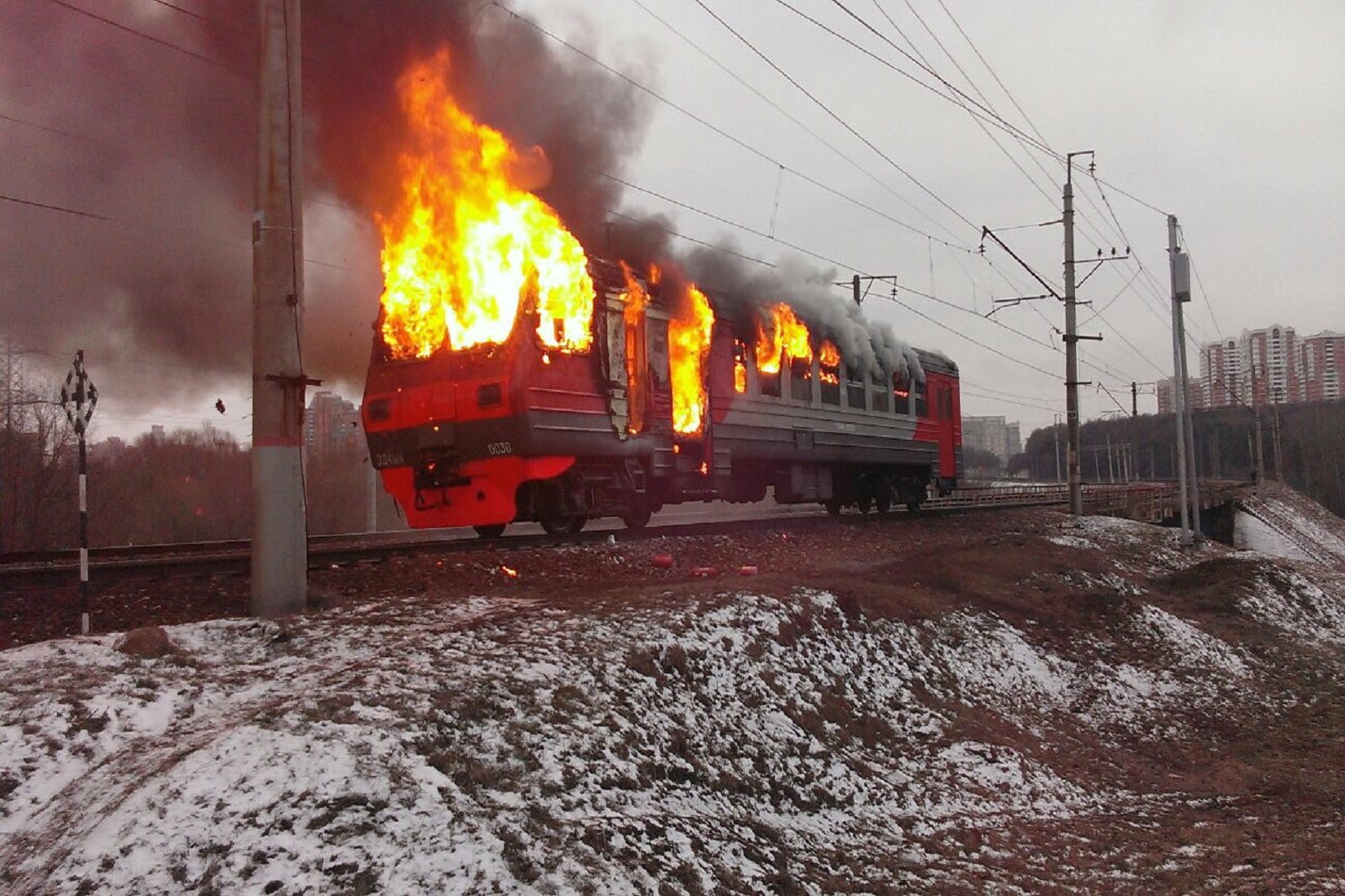 горящий поезд