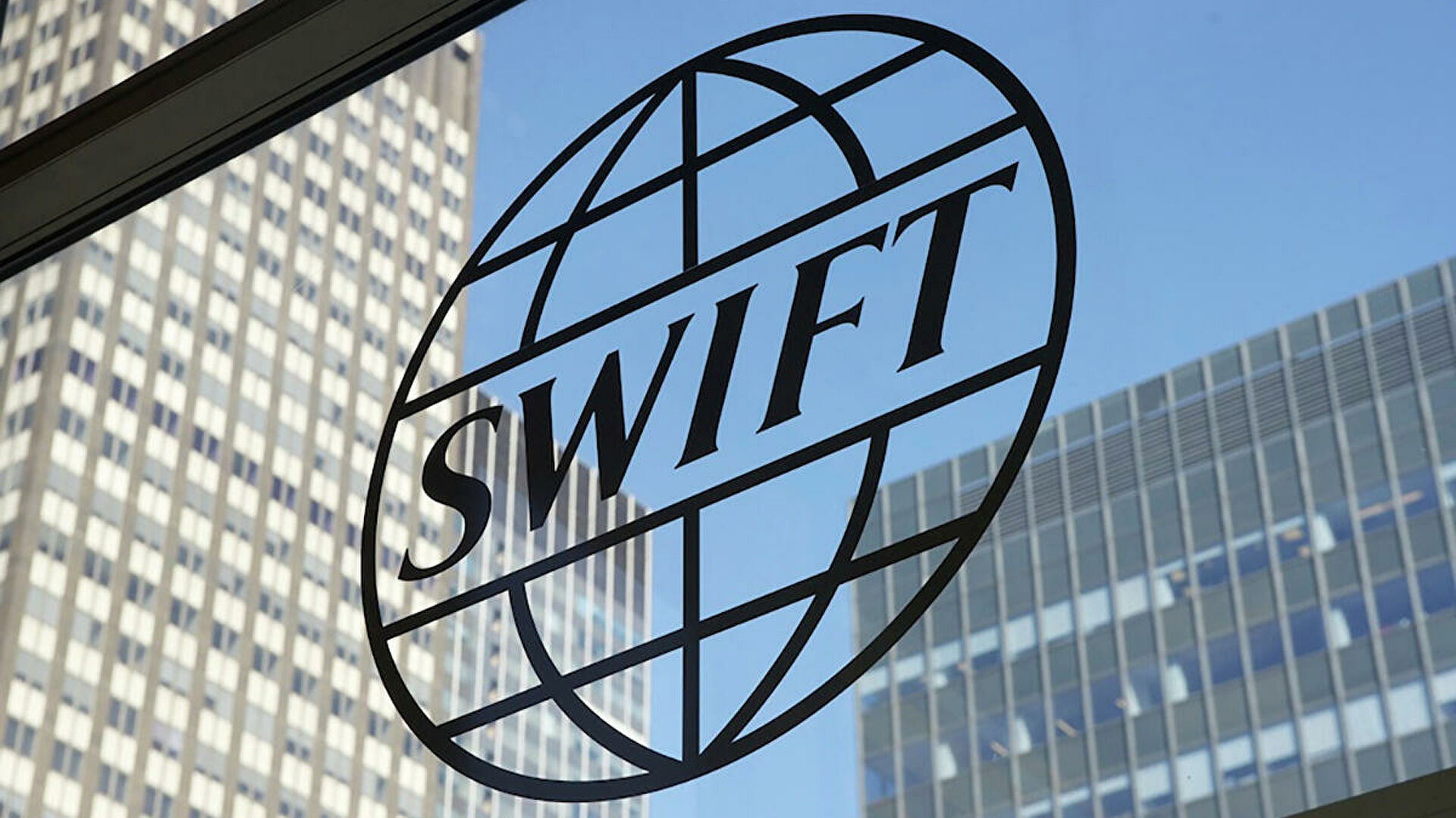ЕС предлагает отключить от SWIFT еще четыре российских банка
